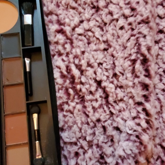 Cosmetics - Picture 3 of 8